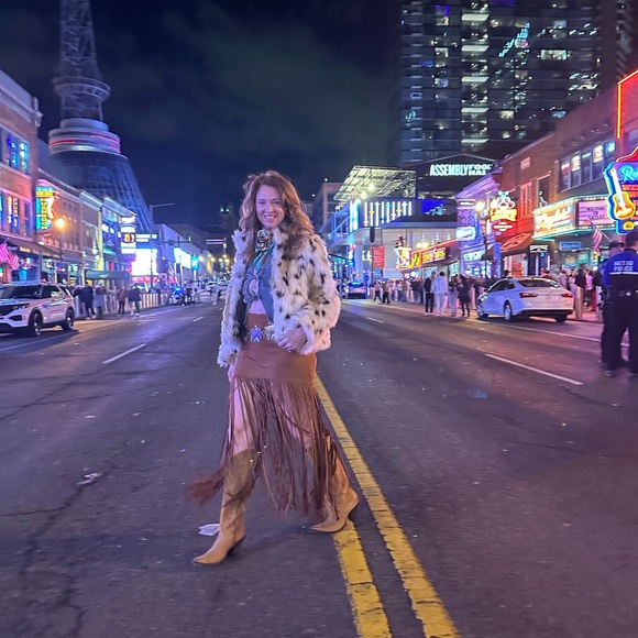 Meet your Posher, Carolee - Picture 2 of 3